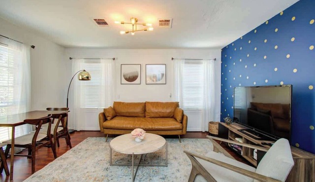 Charming Houston Oasis w/Huge Fenced Backyard