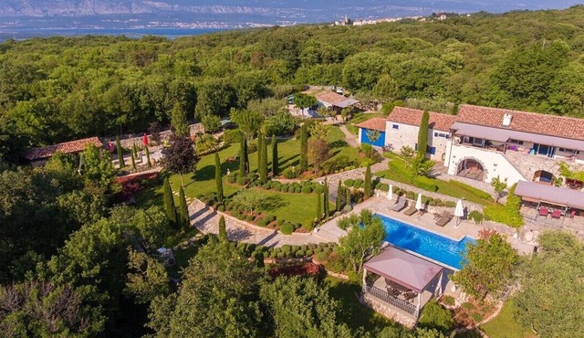 Charming Bungalow with Heated Pool – Perfect for Couples