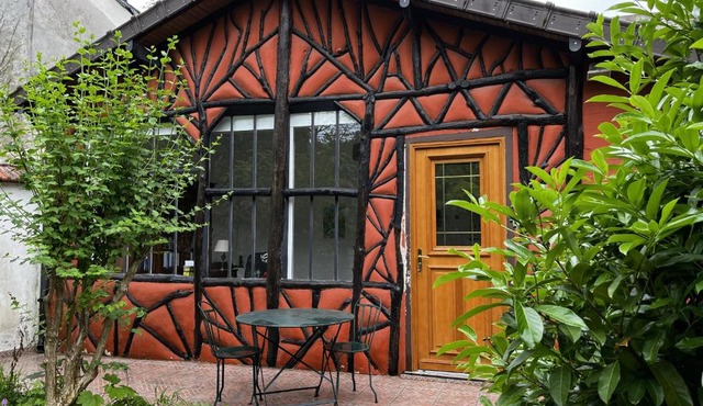 Charming independent guest house - spacious studio with terrace and garden, 25 minutes from Paris