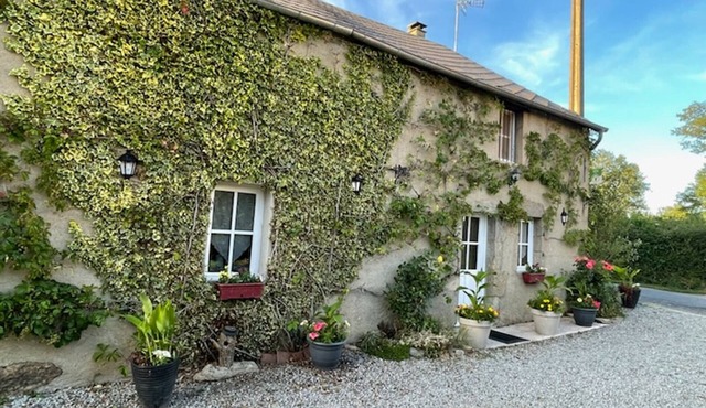 Charming independent cottage with enclosed garden, pets allowed