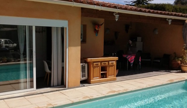 Charming independent studio in Martigues town center, swimming pool, spa