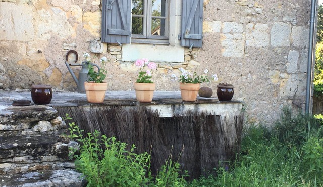 Charming independent room in an 18th century Mas with swimming pool near Cahors