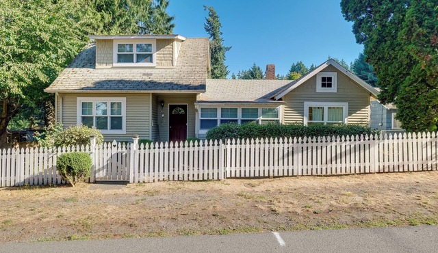 Charming Indianola Home: Walk to Town!