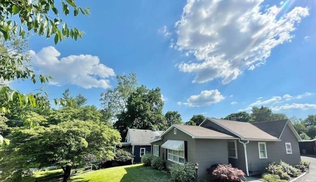 Charming Indy Cottage: Minutes to Downtown