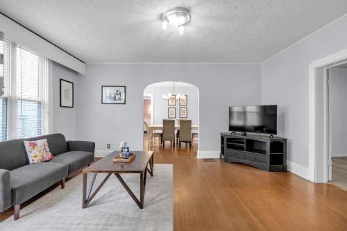 Charming Indy Escape 15 Min to SoBro & Downtown