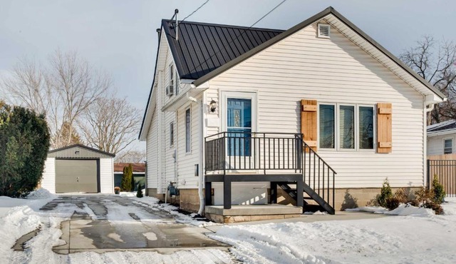 Charming Iowa Abode Near Knoxville Raceway!