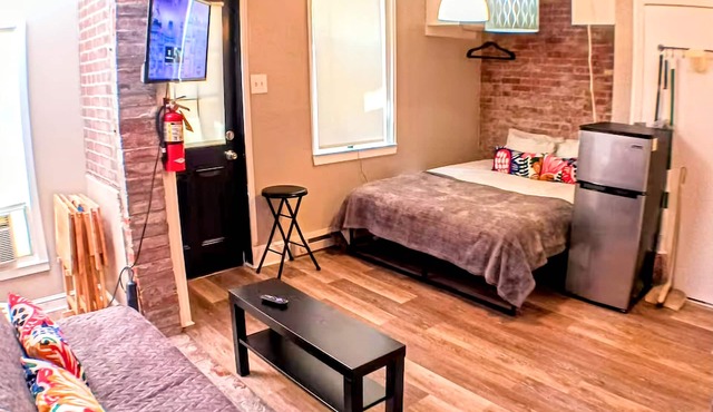 Charming Jawn in Fabulous Fishtown — W/D, AC, Private Patio & Fast WiFi