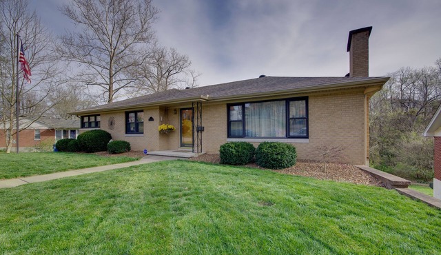 Charming Jefferson City Home: 2 Mi to Downtown!