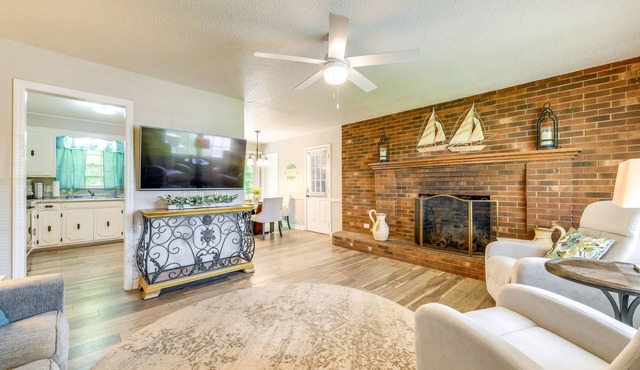 Charming Jonesville Home w/Grill - Near Wineries!