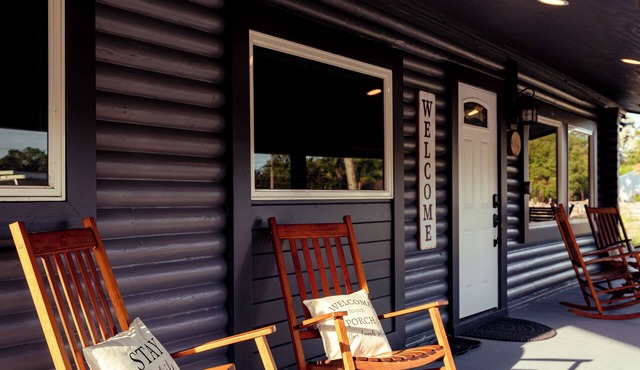 Charming Jupiter Farms Real Log Cabin - 3 Bed/2 Bath. Pet friendly & big yard