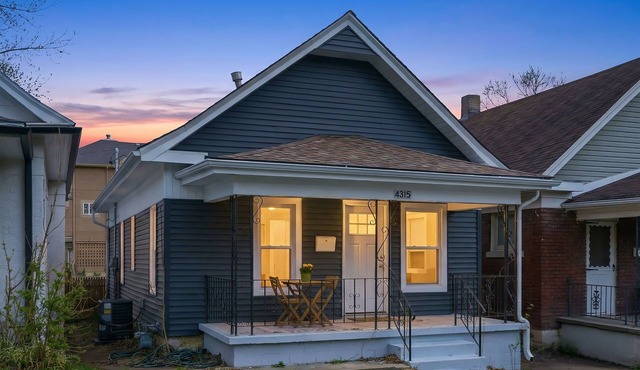 Charming KC Bungalow Walk to Plaza & Westport