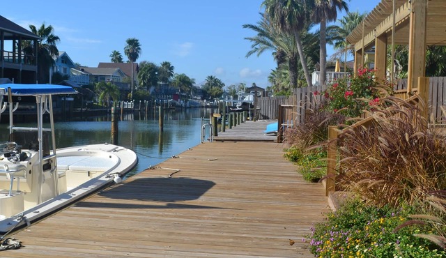 CHARMING KEY ALLEGRO WATERFRONT HOME, BOAT DOCK, DECKS, KAYAKS, PADDLE BOARDS!