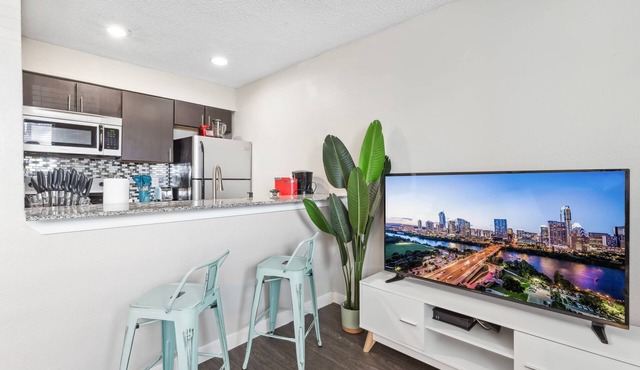 Charming King Bed 1BR w Pool 5 Min to DT