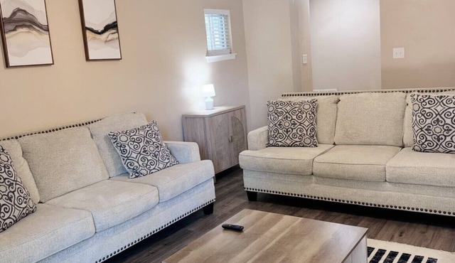 Charming King- Ensuite Home - Only 15 Mins to DT!