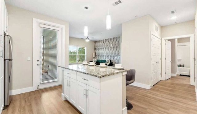 Charming King Suite, Near Universal & Pet-Friendly