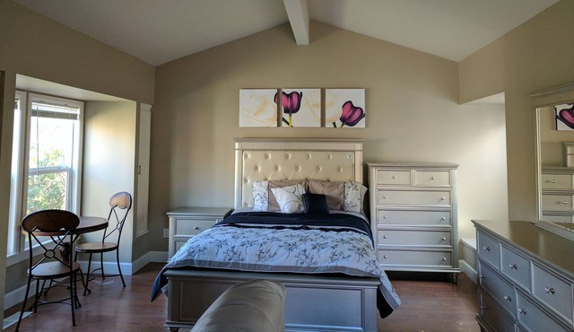 Charming Kirkland Studio Retreat near Lake and Downtown