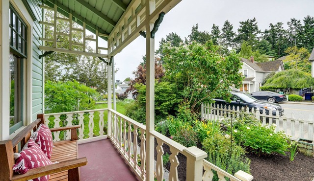 Charming La Conner Vacation Home w/Fireplace!