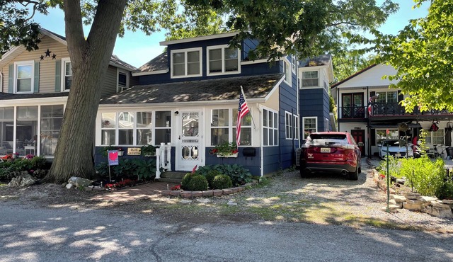 Charming Lakeside OH Cottage with Lake Views, steps to Park & Shopping
