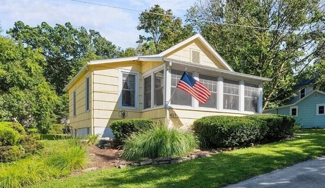 Charming Lakeside Cottage