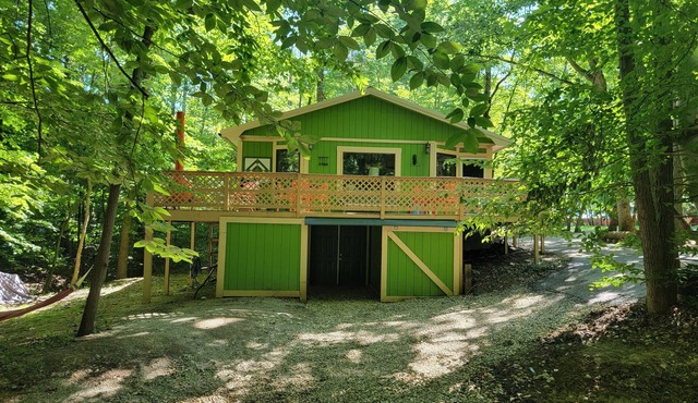 Charming lake cabin located next to Racoon State Park.