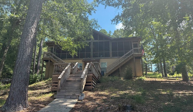 Charming lake cabin on beautiful Lake Martin - 6 bedrooms, sleeps 17