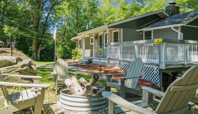 Charming Lake Community Cottage 2BR Retreat Near Mountain Creek