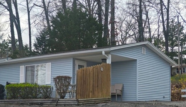Charming Lake Cottage 8 at Teal Point Resort with Dazzling Views of Lake Norfork