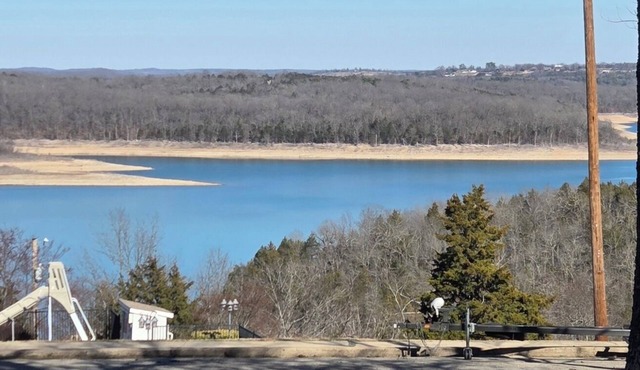 Charming Lake Cottage #7 at Teal Point Resort with Dazzling Views of Lake Norfork