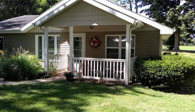 Charming lake cottage