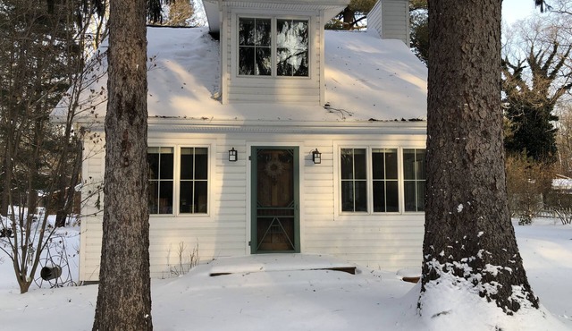 Charming lake cottage