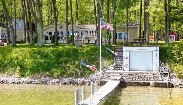 Charming Lake Front Cabin - 3-bedroom house with AC, WiFi in serene Hubbard Lake