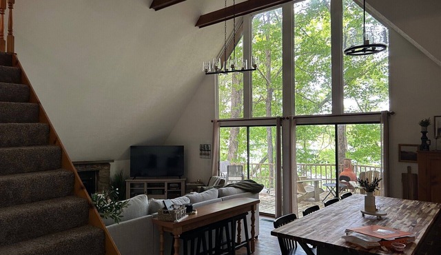 Charming lake front 3-bedroom/loft cabin w/AC, WiFi in delightful Cub Run, KY.