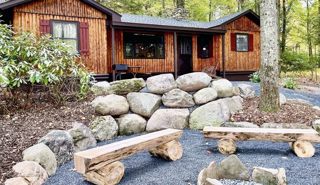 Charming Lake Front Log Cabin with Fire Pit in the Poconos