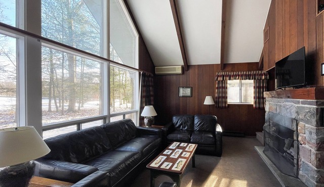 Charming Lake Front Cabin in the Poconos