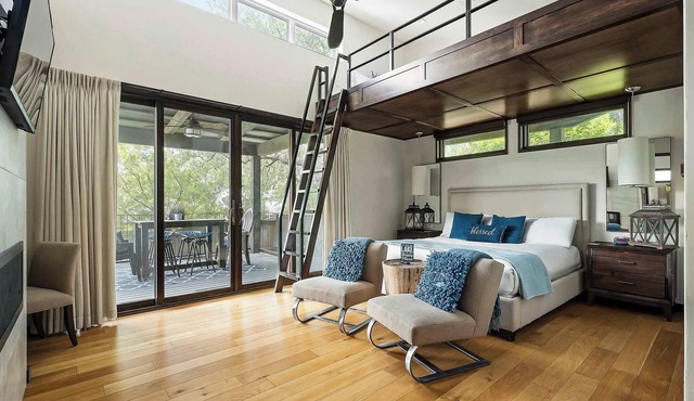 Charming Lake Getaway with Loft | Pickleball | BBQ