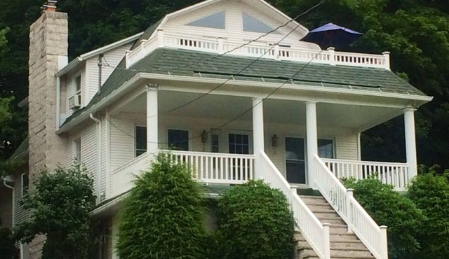 Charming Lake House Cottage with beach access and lake view