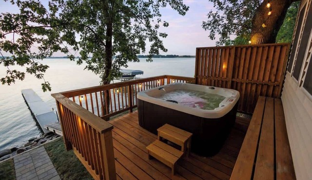 Charming Lake House, Hot Tub, Sauna, Private Dock