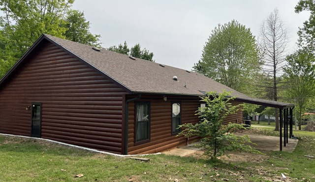 Charming lake house in Porum w/a game room & an outdoor firepit