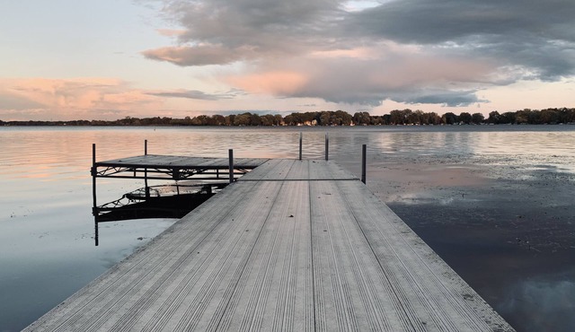 Charming Lake House Retreat on Wind Lake. Bring your boat!