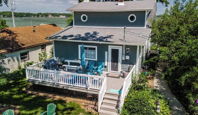 Charming Lake House, Lake View, Private Pier, Bugaboo Bar and Water Sports!