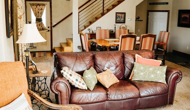 Charming lake house with spectacular views of Sweetwater Lake!