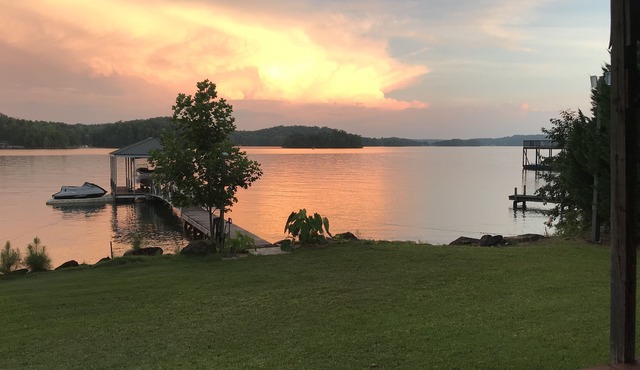 Charming Lake Keowee Retreat, 16 miles from Clemson!