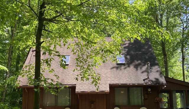 Charming Lake Naomi Cabin. Temporary Memberships available for weekly rentals.