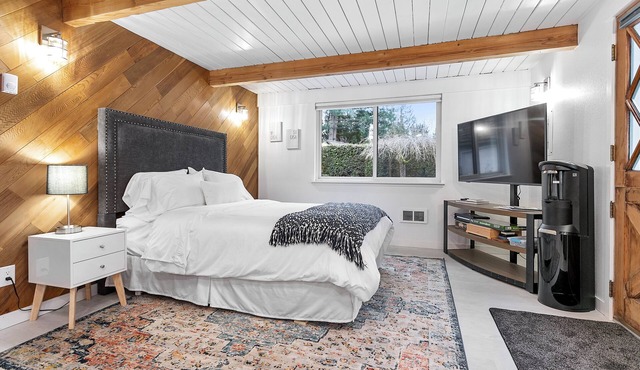 Charming Lake Samish Guest Suite in Bellingham with WiFi, AC