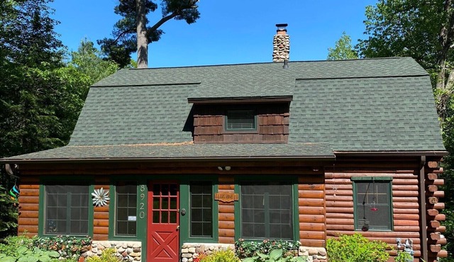 CHARMING LAKE SHISHEBOGAMA LOG HOME - Sleeps 6- 3bd and 2.5 bath