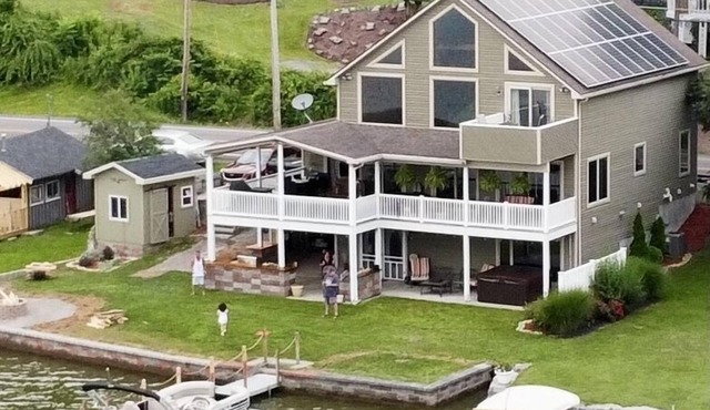 Charming lake side retreat great for family time or a romantic getaway!