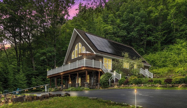 Charming Lake Side Retreat- 3 bed/3 bath Chalet- Pet Friendly