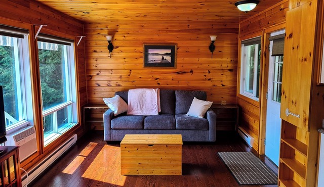 Charming Lake Vernon Waterfront Cottage with Private Sauna