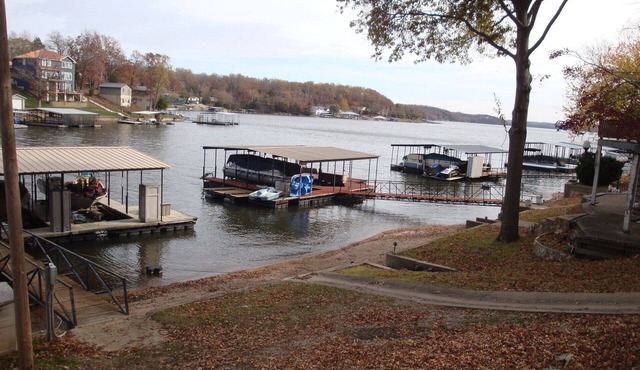 Charming Lake View Cabin Retreat Near Captain Ron's Resort, Lake of the Ozarks