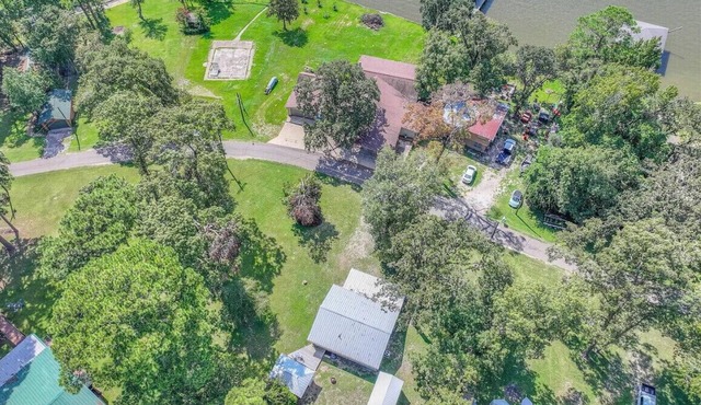 Charming Lake view 3-bedroom house with WiFi and AC in Trinity